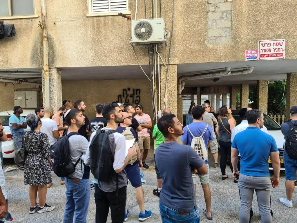 סיור נדל״ן בשטח עם קבוצה בעיר בת ים
